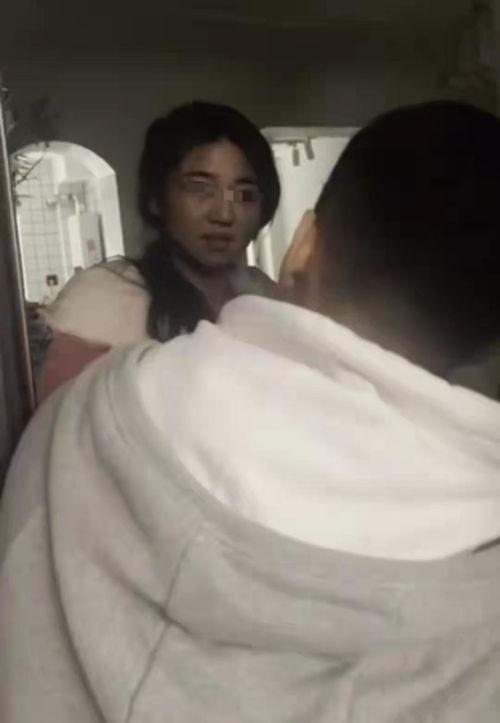 吃瓜男人打女人屁股视频,吃瓜男子当街掌掴女子臀部引发热议
